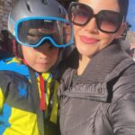 Ana Patricia Gámez Instagram – Día 2 ⛷️ logré bajar una pista azul sin caerme pero me duelen mucho las piernas 🤣 descubrí que mi miedo es a las alturas y a la velocidad 😓 Giulietta hizo sus primeros brincos 😅 Gael pasó a nivel 2 en la escuela y Luis pues que les digo, parece Pro 🤭 
#Aspen ❄️ #Snowmass 🎿