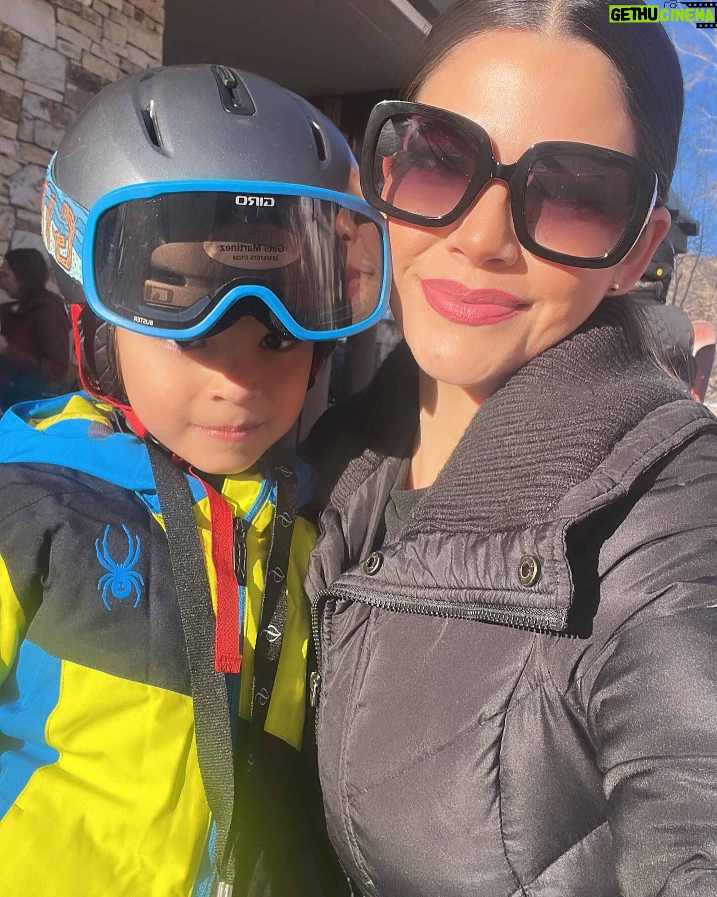 Ana Patricia Gámez Instagram - Día 2 ⛷️ logré bajar una pista azul sin caerme pero me duelen mucho las piernas 🤣 descubrí que mi miedo es a las alturas y a la velocidad 😓 Giulietta hizo sus primeros brincos 😅 Gael pasó a nivel 2 en la escuela y Luis pues que les digo, parece Pro 🤭 #Aspen ❄️ #Snowmass 🎿