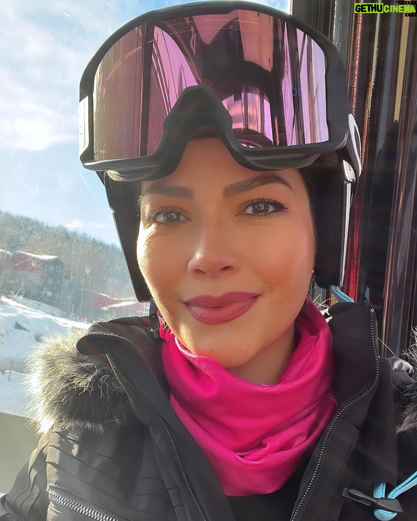 Ana Patricia Gámez Instagram - Día 2 ⛷️ logré bajar una pista azul sin caerme pero me duelen mucho las piernas 🤣 descubrí que mi miedo es a las alturas y a la velocidad 😓 Giulietta hizo sus primeros brincos 😅 Gael pasó a nivel 2 en la escuela y Luis pues que les digo, parece Pro 🤭 #Aspen ❄️ #Snowmass 🎿