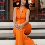 Ana Patricia Gámez Instagram - Hoy en el día Internacional de la Felicidad no todo es felicidad en @EnamorandonosUsa 🤭🤣 ya verán por qué! los esperamos a las 8pm 7c por Unimás 🌼 🧡Set: www.Beashion.com 💋 @BbellaByMillie 📸 @Juanito_visual_