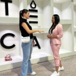 Ana Patricia Gámez Instagram - Te gusta el mundo de la belleza y el maquillaje o te gustaría emprender en este negocio? 💄 Te invito a que conozcas a @AngelaMariaRomero_ 🌸 Hoy tuve la oportunidad de inspirarme y visualizarme creciendo en los negocios como lo ha hecho ella ✨ Empresaria Colombiana que ha triunfado en este País, pero que como muchos empezó de cero pero con muchos sueños, su empresa @CosmeticosAlPorMayor y su nueva línea @TotemicaBeauty son resultado de gran esfuerzo y trabajo constante, se las presento para que igual que yo tengan una referente de todo lo que se puede lograr 🙏🏼 solo hay que atreverse a dar el primer paso! Sigue sus cuentas para que sepas cómo tú también puedes emprender en el mundo de la belleza 💄