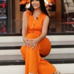 Ana Patricia Gámez Instagram - Hoy en el día Internacional de la Felicidad no todo es felicidad en @EnamorandonosUsa 🤭🤣 ya verán por qué! los esperamos a las 8pm 7c por Unimás 🌼 🧡Set: www.Beashion.com 💋 @BbellaByMillie 📸 @Juanito_visual_