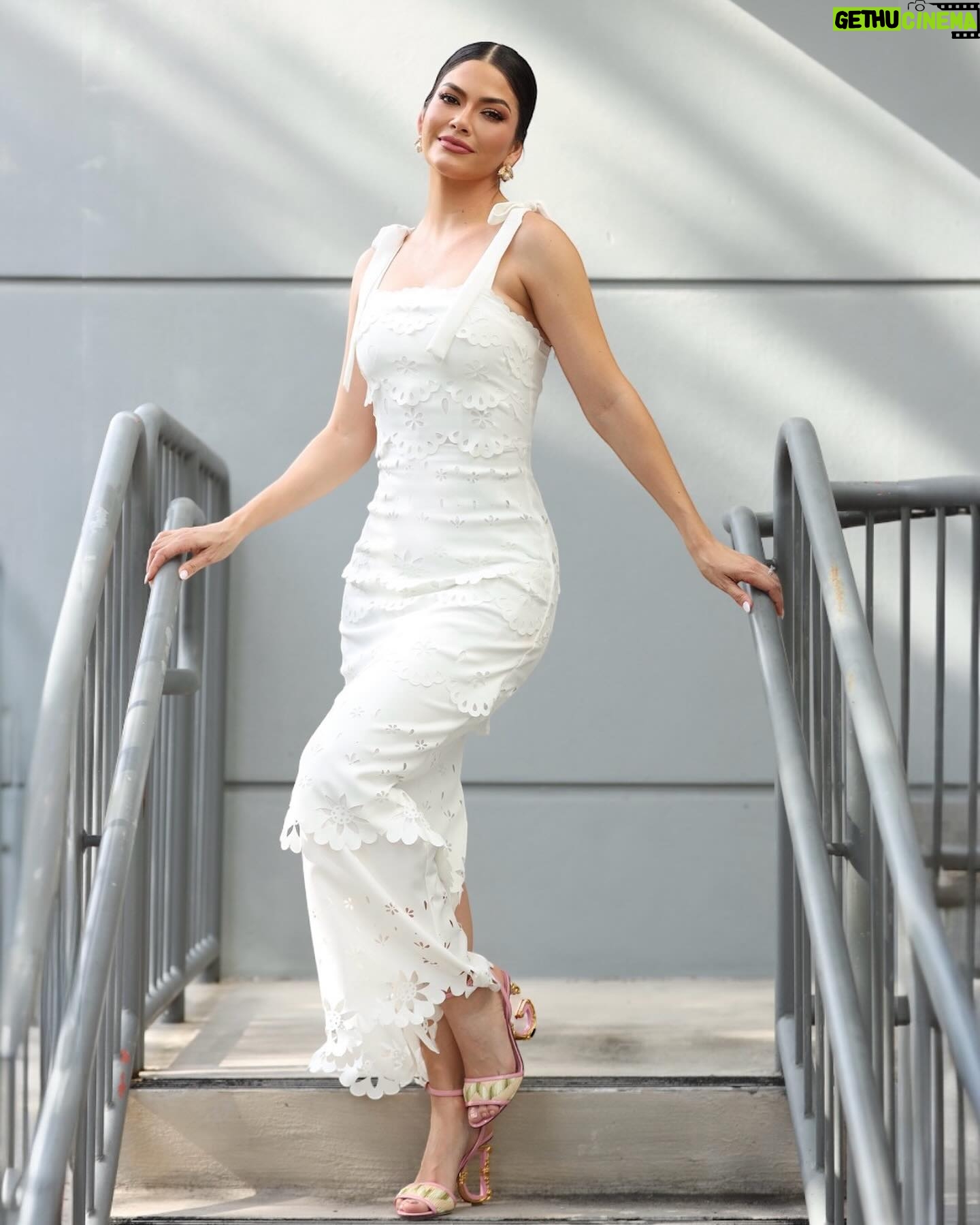 Ana Patricia Gámez Instagram - Ame este look en @EnamorandonosUsa 🤍 hasta me dieron ganas de volverme a casar con Luis Carlos 🥰 próximamente nuestro 10 aniversario 💍 Mi vestido es de mi tienda online www.Beashion.com pero se hizo Sold Out en tiempo récord ✨ 📸 @Juanito_visual_
