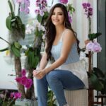 Ana Patricia Gámez Instagram - Bienvenida primavera, tiempo de florecer y agradecer nuestra abundancia 💐 👚 www.Beashion.com 📸 @Juanito_visual_ 🌸 @TouchOfOrchids