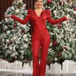 Ana Patricia Gámez Instagram – Mi último look del 2023 en @EnamorandonosUsa 🎄 Disfrute mucho escogiendo mi ropa esta temporada para el programa🥰 toda es de mi tienda online www.Beashion.com ❤️ y ahorita mismo tiene el 20% de dscto con envíos gratis en US & PR en las compras de 75dlls o más con el código FREE SHIPPING 🎁 

El 20% lo vez reflejado una vez agregas el producto al carrito de compra 🛒

📸 @Juanito_visual_
💋 @BbellaByMillie