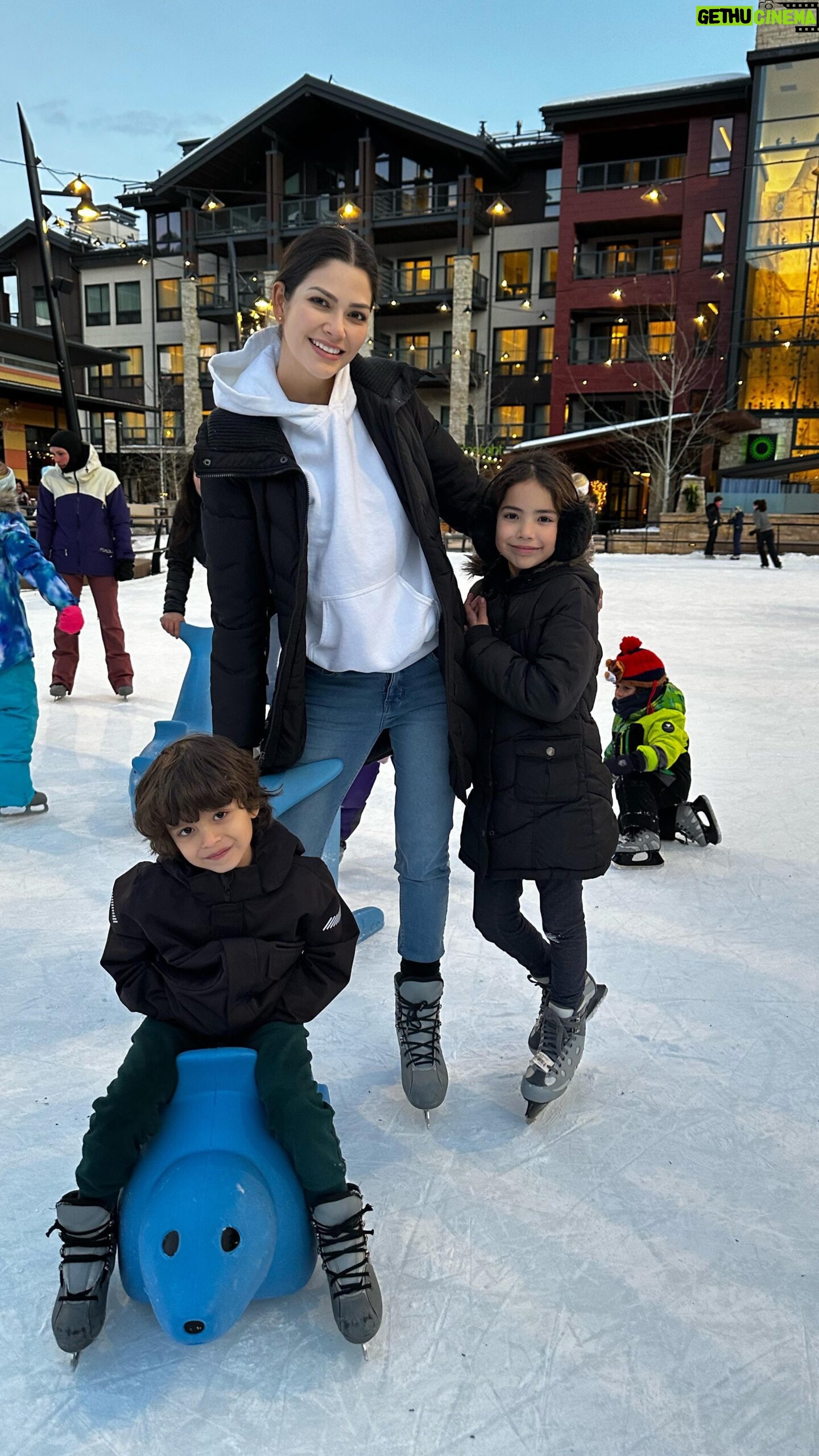 Ana Patricia Gámez Instagram - Primer día del año y ya hicimos algo que nunca antes habiamos hecho ⛸️❄️ #Aspen #2024 ✨