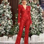Ana Patricia Gámez Instagram – Mi último look del 2023 en @EnamorandonosUsa 🎄 Disfrute mucho escogiendo mi ropa esta temporada para el programa🥰 toda es de mi tienda online www.Beashion.com ❤️ y ahorita mismo tiene el 20% de dscto con envíos gratis en US & PR en las compras de 75dlls o más con el código FREE SHIPPING 🎁 

El 20% lo vez reflejado una vez agregas el producto al carrito de compra 🛒

📸 @Juanito_visual_
💋 @BbellaByMillie