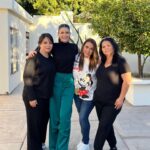 Ana Patricia Gámez Instagram - Quebrar la 🪅 el día 25 siempre será mi tradición favorita de estas festividades 🎄 mi Papá siempre se encargaba de la mariscada 🦐 o la carnita asada 🥩 puedo decir que está Navidad la disfrute tanto como si Él y mis abuelos estuvieran presentes 🕊️ la vida es efímera pero los recuerdos son eternos 🙌🏼 Luego les comparto lo divertido que fue quebrar 2 🪅 que tenían 🍬 & 💵 y como terminó la noche con karaoke 🎤🤭