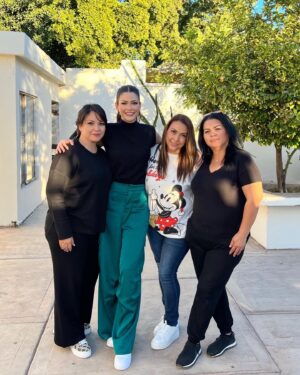 Ana Patricia Gámez Instagram - Quebrar la 🪅 el día 25 siempre será mi tradición favorita de estas festividades 🎄 mi Papá siempre se encargaba de la mariscada 🦐 o la carnita asada 🥩 puedo decir que está Navidad la disfrute tanto como si Él y mis abuelos estuvieran presentes 🕊️ la vida es efímera pero los recuerdos son eternos 🙌🏼 
Luego les comparto lo divertido que fue quebrar 2 🪅 que tenían 🍬 & 💵 y como terminó la noche con karaoke 🎤🤭