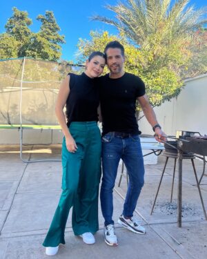 Ana Patricia Gámez Instagram - Quebrar la 🪅 el día 25 siempre será mi tradición favorita de estas festividades 🎄 mi Papá siempre se encargaba de la mariscada 🦐 o la carnita asada 🥩 puedo decir que está Navidad la disfrute tanto como si Él y mis abuelos estuvieran presentes 🕊️ la vida es efímera pero los recuerdos son eternos 🙌🏼 
Luego les comparto lo divertido que fue quebrar 2 🪅 que tenían 🍬 & 💵 y como terminó la noche con karaoke 🎤🤭