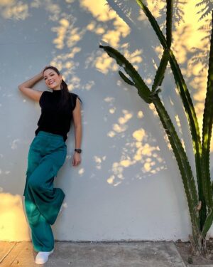 Ana Patricia Gámez Instagram - Quebrar la 🪅 el día 25 siempre será mi tradición favorita de estas festividades 🎄 mi Papá siempre se encargaba de la mariscada 🦐 o la carnita asada 🥩 puedo decir que está Navidad la disfrute tanto como si Él y mis abuelos estuvieran presentes 🕊️ la vida es efímera pero los recuerdos son eternos 🙌🏼 
Luego les comparto lo divertido que fue quebrar 2 🪅 que tenían 🍬 & 💵 y como terminó la noche con karaoke 🎤🤭