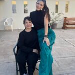 Ana Patricia Gámez Instagram - Quebrar la 🪅 el día 25 siempre será mi tradición favorita de estas festividades 🎄 mi Papá siempre se encargaba de la mariscada 🦐 o la carnita asada 🥩 puedo decir que está Navidad la disfrute tanto como si Él y mis abuelos estuvieran presentes 🕊️ la vida es efímera pero los recuerdos son eternos 🙌🏼 Luego les comparto lo divertido que fue quebrar 2 🪅 que tenían 🍬 & 💵 y como terminó la noche con karaoke 🎤🤭