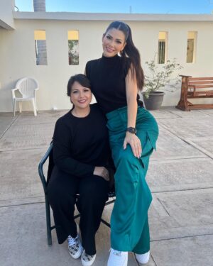 Ana Patricia Gámez Instagram - Quebrar la 🪅 el día 25 siempre será mi tradición favorita de estas festividades 🎄 mi Papá siempre se encargaba de la mariscada 🦐 o la carnita asada 🥩 puedo decir que está Navidad la disfrute tanto como si Él y mis abuelos estuvieran presentes 🕊️ la vida es efímera pero los recuerdos son eternos 🙌🏼 
Luego les comparto lo divertido que fue quebrar 2 🪅 que tenían 🍬 & 💵 y como terminó la noche con karaoke 🎤🤭