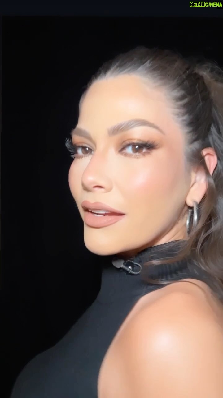 Ana Patricia Gámez Instagram - 🖤 www.Beashion.com 💋 @BbellaByMillie 📺 @EnamorandonosUsa
