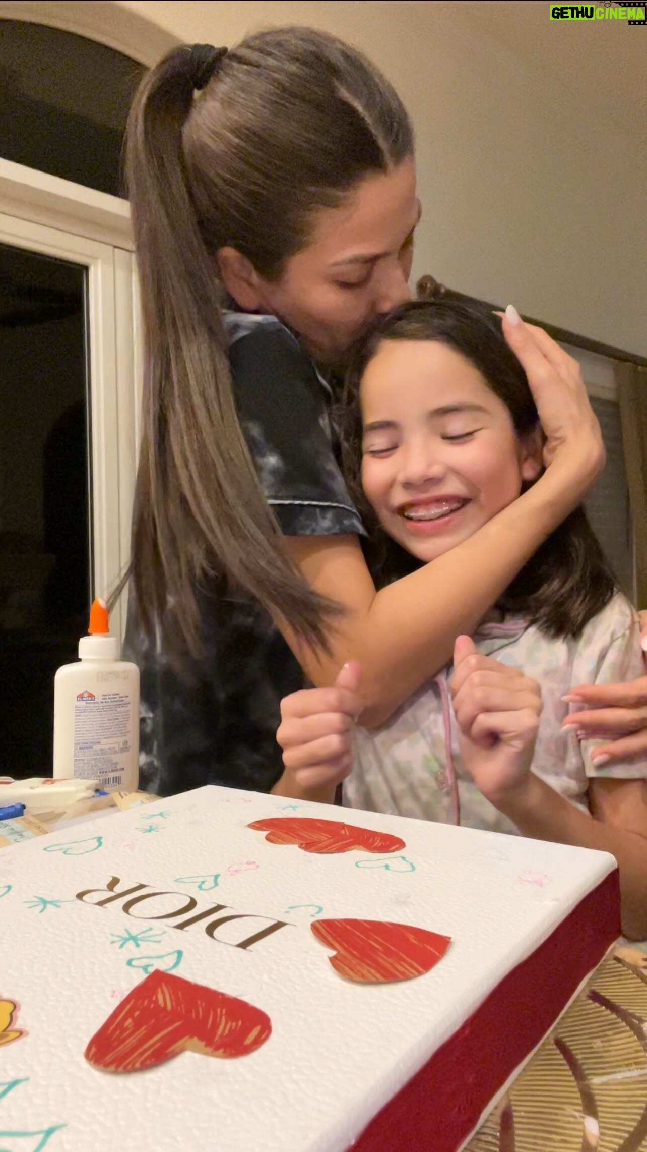 Ana Patricia Gámez Instagram - Actividad de última hora antes de San Valentín con mi Giulietta 💕 ella me pidió grabar y que les compartiera el video, en mis historias pueden ver todo lo que ella les quería compartir 🥹💕🥰💝