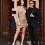 Ana Patricia Gámez Instagram - Llego el espíritu Navideño a @EnamorandonosUsa 🎄Ya le hicieron su carta a Santa? 🎅🏼🎁♥️Yo le voy a pedir pareja a todos los del palco 🤣🤭 📸 @Juanito_Visual_ 👗 www.Beashion.com 25% off (ultimas hrs) 💄 @BbellaByMillie