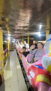 Ana Patricia Gámez Instagram - Fuimos a la plaza y subimos a mi Mamá a un juego mecánico 🐛 ella sentía que estaba en una Montaña Rusa muy pegrilosa 🎢🤣😂