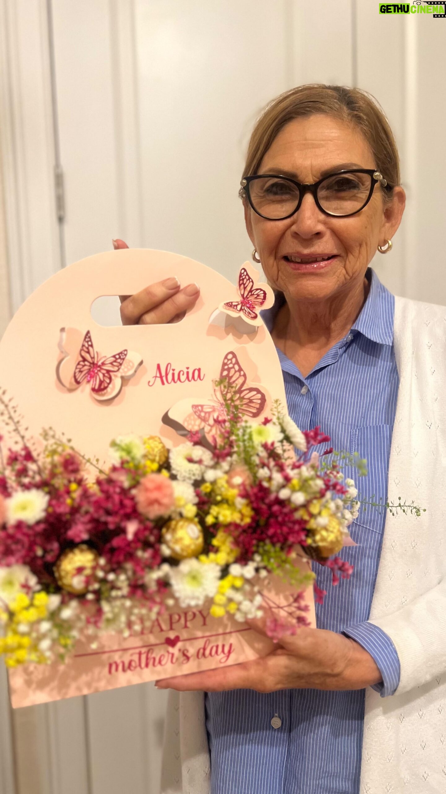 Ana Patricia Gámez Instagram - Te amo Mamá 🌸 gracias por esta hermoso arreglo @PoPartyMiami 💐