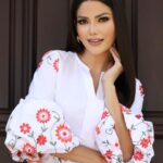 Ana Patricia Gámez Instagram – Nuevo top 🌸 blusa bordada www.Beashion.com 🌻 
Paras estas fotos tenía a la mejor ayudante y a un gran fotógrafo 🥰 mi Mamá & @Juanito_visual_ 
El look completo es de @BeashionBoutique 🧡