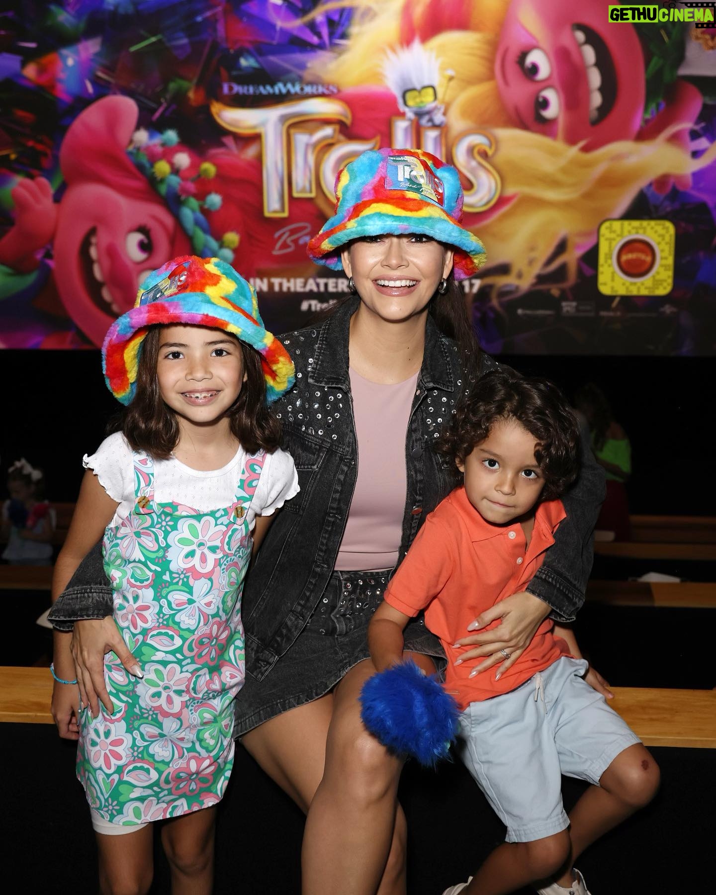Ana Patricia Gámez Instagram - Sunday Fun Day 🩷🪩⚡️ Hoy tuvimos la oportunidad de ver @Trolls y nos encantó 🥰 #TrollsBandTogether gracias @HM_Comms por tan bello evento! #Trolls estará disponible en cines el 17 de Noviembre @UniversalPictures 📸 @AltaImages gracias por las bellas fotos 😍