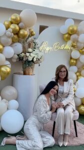 Ana Patricia Gámez Instagram - Acompáñenme a felicitar hoy a mi Mamá en su cumpleaños 💐 Hace unos días le celebramos la fiesta de sus 70 años y con esta canción les puedo decir todo lo que mi Mamá significa para mi!✨ Te amo Mamá 💕 que Dios te bendiga en salud, felicidad y te regale muchos años mas a nuestro lado 🙏🏼