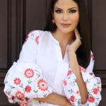 Ana Patricia Gámez Instagram – Nuevo top 🌸 blusa bordada www.Beashion.com 🌻 
Paras estas fotos tenía a la mejor ayudante y a un gran fotógrafo 🥰 mi Mamá & @Juanito_visual_ 
El look completo es de @BeashionBoutique 🧡