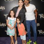 Ana Patricia Gámez Instagram - Sunday Fun Day 🩷🪩⚡️ Hoy tuvimos la oportunidad de ver @Trolls y nos encantó 🥰 #TrollsBandTogether gracias @HM_Comms por tan bello evento! #Trolls estará disponible en cines el 17 de Noviembre @UniversalPictures 📸 @AltaImages gracias por las bellas fotos 😍