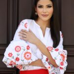 Ana Patricia Gámez Instagram - Nuevo top 🌸 blusa bordada www.Beashion.com 🌻 Paras estas fotos tenía a la mejor ayudante y a un gran fotógrafo 🥰 mi Mamá & @Juanito_visual_ El look completo es de @BeashionBoutique 🧡