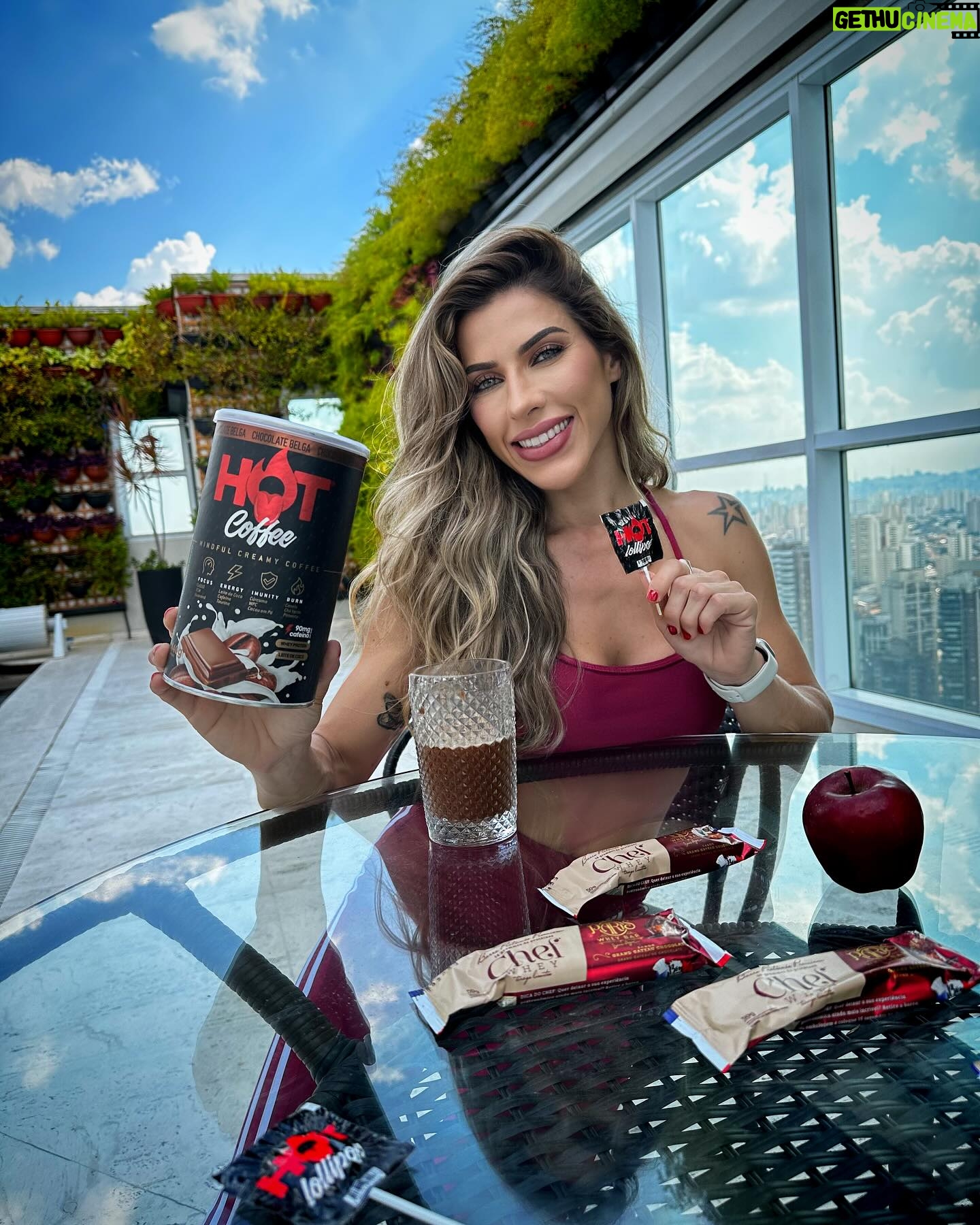 Ana Paula Minerato Instagram - Quem também aí gosta de um cafézin ?? No caso aqui é um Super café #HotHoHot que eu tomo todos os dias e dá aquela turbinada no meu treino dando mais energia e foco 🧠🫀🧘🏼♀️ e claro que é mais um produto q vc encontra no site @cellgenix 😍 📍 www.cellgenix.com.br ➡️ cupom de desconto MINERATO 20% off frete grátis @cellgenix @hotfitoficial ❤️