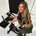 Ana Paula Minerato Instagram - Gente vcs já pensaram em ter sua própria academia dentro de casa ???? 😱 Parece impossível eu sei 😅 mas é muito fácil 😍 A @steelgym.br é uma empresa que monta sua academia em casa, te dando liberdade pra vc treinar quando quiser na hora que quiser , eu mesma não largo mais minha Bike 🫶🏻🚲 Aqui além da bike tenho colchão e pesinhos tudo em casa😀💪🏻 ➡️Fica a dica pra vcs que gostam de treinar, dá um super adianta nos treinos, cardios e o melhor a família toda usa 😉 @steelgym.br @steelgym.br @steelgym.br 💪🏻🚲😀 ➡️Frete para todo o Brasil 📍Cupom MINERATO