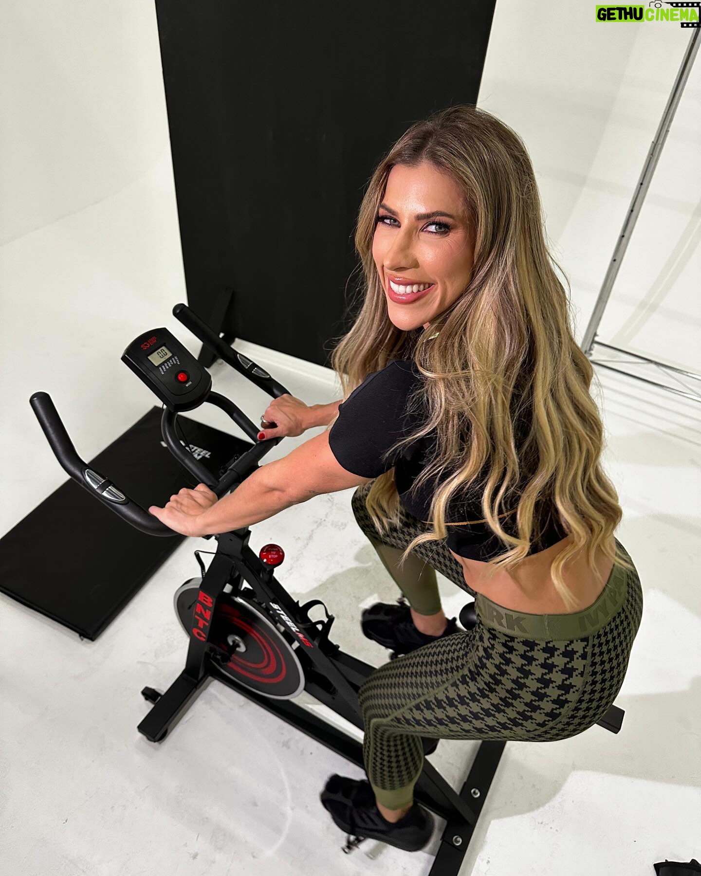 Ana Paula Minerato Instagram - Gente vcs já pensaram em ter sua própria academia dentro de casa ???? 😱 Parece impossível eu sei 😅 mas é muito fácil 😍 A @steelgym.br é uma empresa que monta sua academia em casa, te dando liberdade pra vc treinar quando quiser na hora que quiser , eu mesma não largo mais minha Bike 🫶🏻🚲 Aqui além da bike tenho colchão e pesinhos tudo em casa😀💪🏻 ➡️Fica a dica pra vcs que gostam de treinar, dá um super adianta nos treinos, cardios e o melhor a família toda usa 😉 @steelgym.br @steelgym.br @steelgym.br 💪🏻🚲😀 ➡️Frete para todo o Brasil 📍Cupom MINERATO