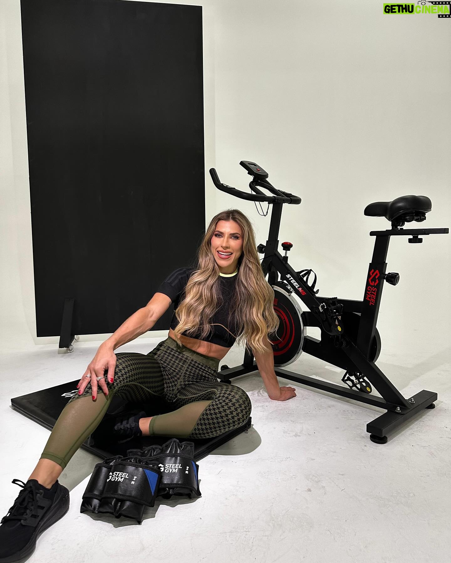 Ana Paula Minerato Instagram - Gente vcs já pensaram em ter sua própria academia dentro de casa ???? 😱 Parece impossível eu sei 😅 mas é muito fácil 😍 A @steelgym.br é uma empresa que monta sua academia em casa, te dando liberdade pra vc treinar quando quiser na hora que quiser , eu mesma não largo mais minha Bike 🫶🏻🚲 Aqui além da bike tenho colchão e pesinhos tudo em casa😀💪🏻 ➡️Fica a dica pra vcs que gostam de treinar, dá um super adianta nos treinos, cardios e o melhor a família toda usa 😉 @steelgym.br @steelgym.br @steelgym.br 💪🏻🚲😀 ➡️Frete para todo o Brasil 📍Cupom MINERATO