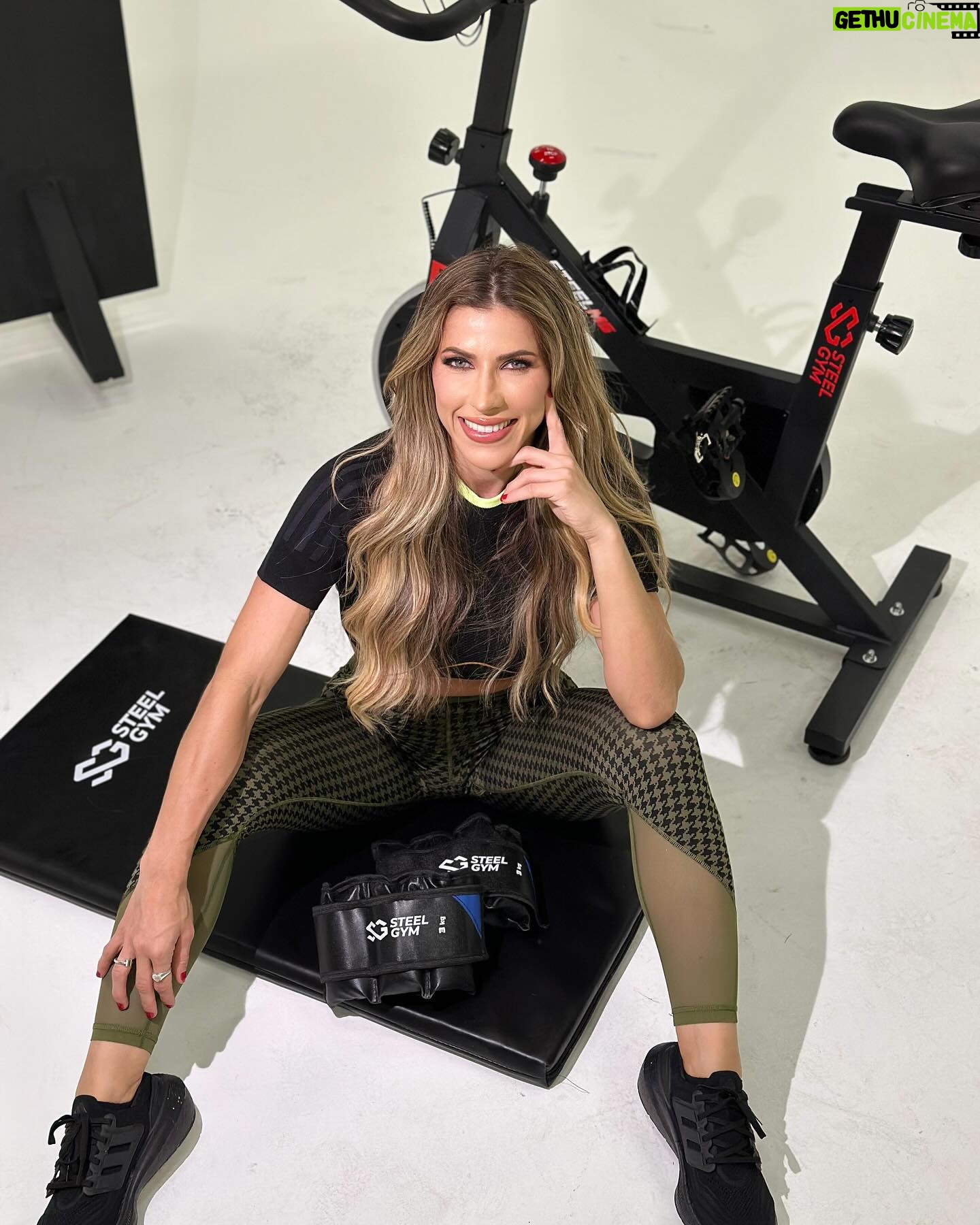 Ana Paula Minerato Instagram - Gente vcs já pensaram em ter sua própria academia dentro de casa ???? 😱 Parece impossível eu sei 😅 mas é muito fácil 😍 A @steelgym.br é uma empresa que monta sua academia em casa, te dando liberdade pra vc treinar quando quiser na hora que quiser , eu mesma não largo mais minha Bike 🫶🏻🚲 Aqui além da bike tenho colchão e pesinhos tudo em casa😀💪🏻 ➡️Fica a dica pra vcs que gostam de treinar, dá um super adianta nos treinos, cardios e o melhor a família toda usa 😉 @steelgym.br @steelgym.br @steelgym.br 💪🏻🚲😀 ➡️Frete para todo o Brasil 📍Cupom MINERATO
