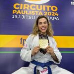 Ana Paula Minerato Instagram - NOTA 10 PARA MUSA DA GAVIÕES | Ana Paula Minerato (@apminerato) é influencer, musa do Carnaval paulista e agora campeã de Jiu-Jitsu. Depois do ouro conquistado na primeira etapa do Circuito Paulista da FPJJ, o objetivo da faixa-azul é continuar treinando com seriedade para se destacar entre as competidoras do peso pena,. De acordo com ela, o Jiu-Jitsu ainda virou um aliado no condicionamento físico, ideal para os desfiles na passarela do samba. As informarções são da @quem Leia a matéria completa no VFComunica.com Oferecimento: @seda.college | @bjjprotech | @goodfellasapp #JiuJitsunoVF #grappling #vfcomunicajj #esporte