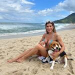 Ana Paula Minerato Instagram - Hoje não é dia de #tbt mas achei essas fotos aqui nunca postadas de um dia feliz de praia então #BoraPostar 🥰 desejo do dia Praia, Sol, Água de coco e 🐶🫶🏻