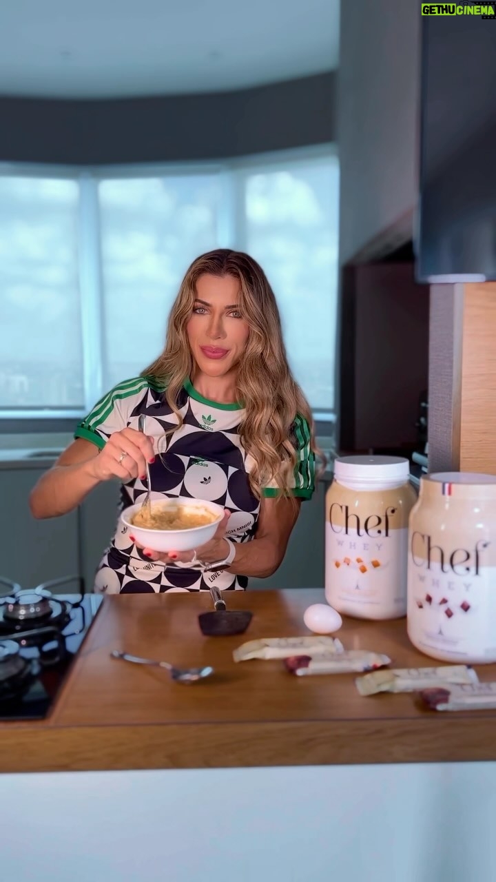 Ana Paula Minerato Instagram - Genteeeee hoje vou fazer com vcs uma receita bem conhecida mas que neste caso aqui temos um toque especial 😍 Panqueca proteica com whey e pasta de amendoim @cellgenix ❤️💪🏻 Whey de caramelo salgado e pasta de amendoim de bombom (juro é surreal de bom 😍😍) tem tudo no site www.cellgenix.com.br Cupom de desconto ➡️ MINERATO 20% off frete grátis