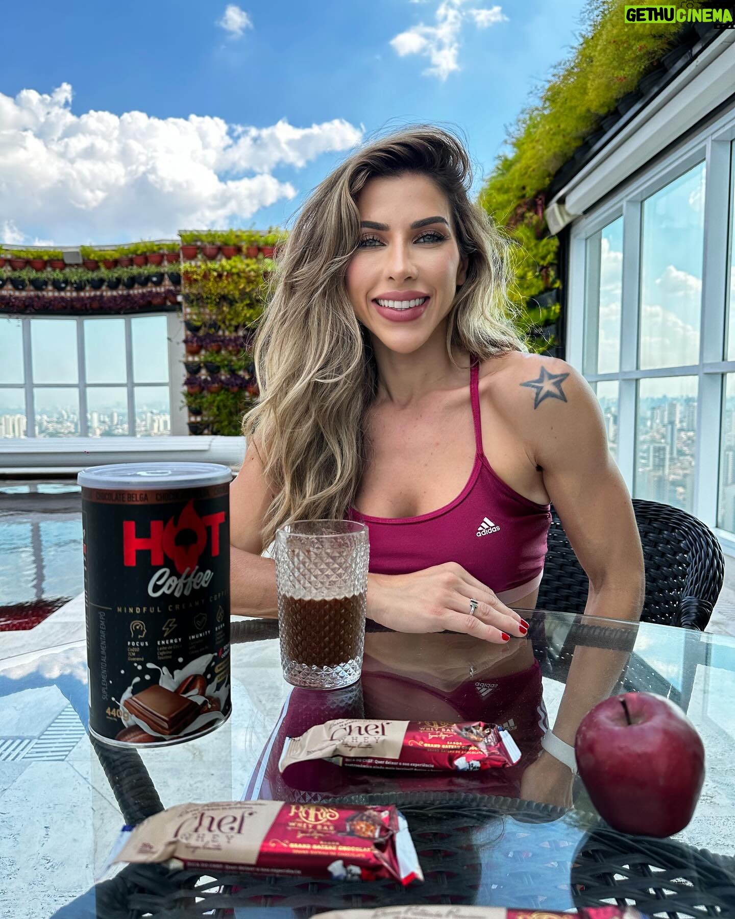 Ana Paula Minerato Instagram - Quem também aí gosta de um cafézin ?? No caso aqui é um Super café #HotHoHot que eu tomo todos os dias e dá aquela turbinada no meu treino dando mais energia e foco 🧠🫀🧘🏼♀️ e claro que é mais um produto q vc encontra no site @cellgenix 😍 📍 www.cellgenix.com.br ➡️ cupom de desconto MINERATO 20% off frete grátis @cellgenix @hotfitoficial ❤️