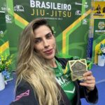Ana Paula Minerato Instagram - Mais um campeonato 🥋💙 @cbjjoficial 🇧🇷 Desta vez o #Brasileiro conquistei a medalha de bronze 🥉claro que sempre iremos lutar pelo ouro, mas saio de cabeça erguida pois sei que Lutei e fiz oq pude o nível estava muito alto e qualquer uma poderia ter sido campeã pq todas estavam muito bem preparadas! Sei o quanto me dediquei e abdiquei de tantas coisas pra estar ali , estou com o menisco rompido e fiquei 15 dias fora dos treinos tive 7 dias pra correr atrás do prejuízo e montar um novo jogo que não expusesse meu joelho, então trabalhamos em cima disso pq NÃO COMPETIR , nunca foi uma opção ! Então me anestesiei e fui , com o joelho deu tudo certo, mas jiu-jítsu é detalhe e tem muitos detalhes que ainda tenho que ajustar, independente do resultado amanhã estarei de volta aos treinos pra buscar minha melhor versão e entregar a melhor performance Aos campeões deixo meus parabéns pq o baguiu é doído demais !!! Agradeço aos meus mestres @gustavoalmeidajj @ernaniii_ e as minhas parceiras de treino por tudo que estamos construindo ❤️ @almeidajjcasaverde orgulho demais de fazer parte deste time 🥋💪🏻🙏🏻 #Oss
