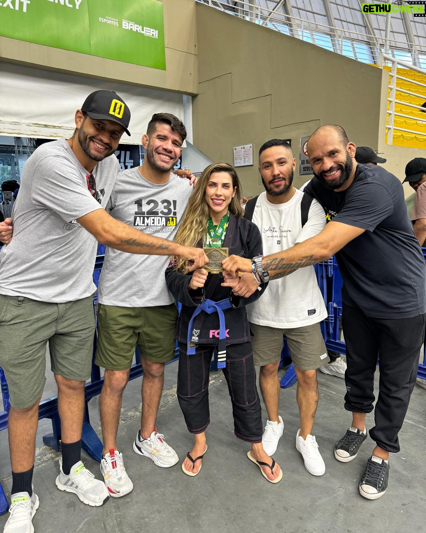 Ana Paula Minerato Instagram - Mais um campeonato 🥋💙 @cbjjoficial 🇧🇷 Desta vez o #Brasileiro conquistei a medalha de bronze 🥉claro que sempre iremos lutar pelo ouro, mas saio de cabeça erguida pois sei que Lutei e fiz oq pude o nível estava muito alto e qualquer uma poderia ter sido campeã pq todas estavam muito bem preparadas! Sei o quanto me dediquei e abdiquei de tantas coisas pra estar ali , estou com o menisco rompido e fiquei 15 dias fora dos treinos tive 7 dias pra correr atrás do prejuízo e montar um novo jogo que não expusesse meu joelho, então trabalhamos em cima disso pq NÃO COMPETIR , nunca foi uma opção ! Então me anestesiei e fui , com o joelho deu tudo certo, mas jiu-jítsu é detalhe e tem muitos detalhes que ainda tenho que ajustar, independente do resultado amanhã estarei de volta aos treinos pra buscar minha melhor versão e entregar a melhor performance Aos campeões deixo meus parabéns pq o baguiu é doído demais !!! Agradeço aos meus mestres @gustavoalmeidajj @ernaniii_ e as minhas parceiras de treino por tudo que estamos construindo ❤️ @almeidajjcasaverde orgulho demais de fazer parte deste time 🥋💪🏻🙏🏻 #Oss