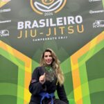 Ana Paula Minerato Instagram - Mais um campeonato 🥋💙 @cbjjoficial 🇧🇷 Desta vez o #Brasileiro conquistei a medalha de bronze 🥉claro que sempre iremos lutar pelo ouro, mas saio de cabeça erguida pois sei que Lutei e fiz oq pude o nível estava muito alto e qualquer uma poderia ter sido campeã pq todas estavam muito bem preparadas! Sei o quanto me dediquei e abdiquei de tantas coisas pra estar ali , estou com o menisco rompido e fiquei 15 dias fora dos treinos tive 7 dias pra correr atrás do prejuízo e montar um novo jogo que não expusesse meu joelho, então trabalhamos em cima disso pq NÃO COMPETIR , nunca foi uma opção ! Então me anestesiei e fui , com o joelho deu tudo certo, mas jiu-jítsu é detalhe e tem muitos detalhes que ainda tenho que ajustar, independente do resultado amanhã estarei de volta aos treinos pra buscar minha melhor versão e entregar a melhor performance Aos campeões deixo meus parabéns pq o baguiu é doído demais !!! Agradeço aos meus mestres @gustavoalmeidajj @ernaniii_ e as minhas parceiras de treino por tudo que estamos construindo ❤️ @almeidajjcasaverde orgulho demais de fazer parte deste time 🥋💪🏻🙏🏻 #Oss