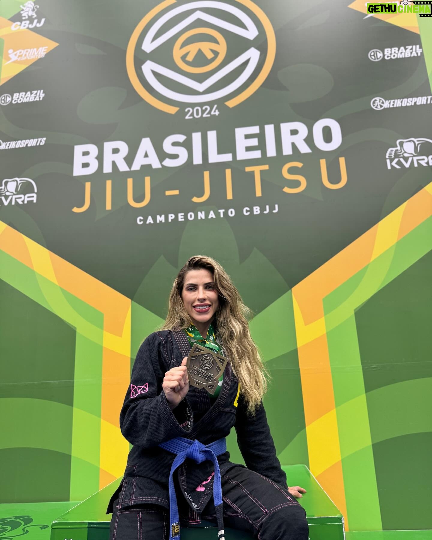 Ana Paula Minerato Instagram - Mais um campeonato 🥋💙 @cbjjoficial 🇧🇷 Desta vez o #Brasileiro conquistei a medalha de bronze 🥉claro que sempre iremos lutar pelo ouro, mas saio de cabeça erguida pois sei que Lutei e fiz oq pude o nível estava muito alto e qualquer uma poderia ter sido campeã pq todas estavam muito bem preparadas! Sei o quanto me dediquei e abdiquei de tantas coisas pra estar ali , estou com o menisco rompido e fiquei 15 dias fora dos treinos tive 7 dias pra correr atrás do prejuízo e montar um novo jogo que não expusesse meu joelho, então trabalhamos em cima disso pq NÃO COMPETIR , nunca foi uma opção ! Então me anestesiei e fui , com o joelho deu tudo certo, mas jiu-jítsu é detalhe e tem muitos detalhes que ainda tenho que ajustar, independente do resultado amanhã estarei de volta aos treinos pra buscar minha melhor versão e entregar a melhor performance Aos campeões deixo meus parabéns pq o baguiu é doído demais !!! Agradeço aos meus mestres @gustavoalmeidajj @ernaniii_ e as minhas parceiras de treino por tudo que estamos construindo ❤️ @almeidajjcasaverde orgulho demais de fazer parte deste time 🥋💪🏻🙏🏻 #Oss