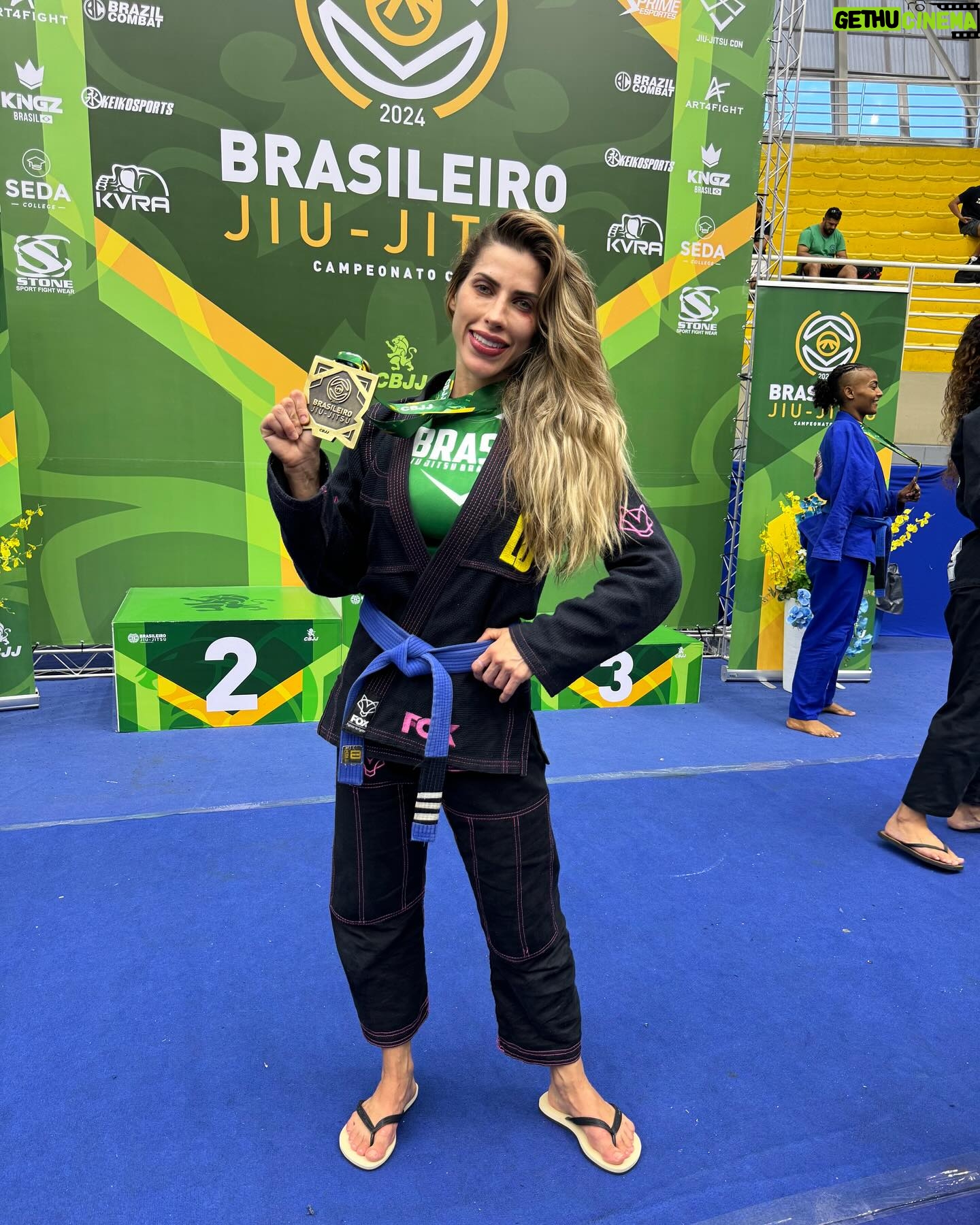 Ana Paula Minerato Instagram - Mais um campeonato 🥋💙 @cbjjoficial 🇧🇷 Desta vez o #Brasileiro conquistei a medalha de bronze 🥉claro que sempre iremos lutar pelo ouro, mas saio de cabeça erguida pois sei que Lutei e fiz oq pude o nível estava muito alto e qualquer uma poderia ter sido campeã pq todas estavam muito bem preparadas! Sei o quanto me dediquei e abdiquei de tantas coisas pra estar ali , estou com o menisco rompido e fiquei 15 dias fora dos treinos tive 7 dias pra correr atrás do prejuízo e montar um novo jogo que não expusesse meu joelho, então trabalhamos em cima disso pq NÃO COMPETIR , nunca foi uma opção ! Então me anestesiei e fui , com o joelho deu tudo certo, mas jiu-jítsu é detalhe e tem muitos detalhes que ainda tenho que ajustar, independente do resultado amanhã estarei de volta aos treinos pra buscar minha melhor versão e entregar a melhor performance Aos campeões deixo meus parabéns pq o baguiu é doído demais !!! Agradeço aos meus mestres @gustavoalmeidajj @ernaniii_ e as minhas parceiras de treino por tudo que estamos construindo ❤️ @almeidajjcasaverde orgulho demais de fazer parte deste time 🥋💪🏻🙏🏻 #Oss