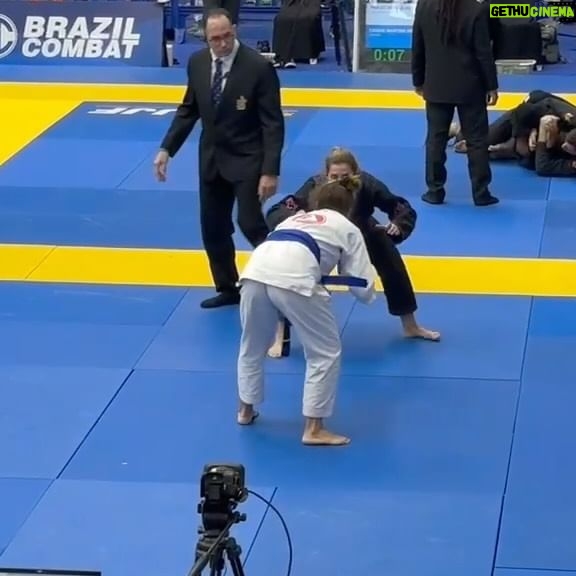 Ana Paula Minerato Instagram - Mais um campeonato 🥋💙 @cbjjoficial 🇧🇷 Desta vez o #Brasileiro conquistei a medalha de bronze 🥉claro que sempre iremos lutar pelo ouro, mas saio de cabeça erguida pois sei que Lutei e fiz oq pude o nível estava muito alto e qualquer uma poderia ter sido campeã pq todas estavam muito bem preparadas! Sei o quanto me dediquei e abdiquei de tantas coisas pra estar ali , estou com o menisco rompido e fiquei 15 dias fora dos treinos tive 7 dias pra correr atrás do prejuízo e montar um novo jogo que não expusesse meu joelho, então trabalhamos em cima disso pq NÃO COMPETIR , nunca foi uma opção ! Então me anestesiei e fui , com o joelho deu tudo certo, mas jiu-jítsu é detalhe e tem muitos detalhes que ainda tenho que ajustar, independente do resultado amanhã estarei de volta aos treinos pra buscar minha melhor versão e entregar a melhor performance Aos campeões deixo meus parabéns pq o baguiu é doído demais !!! Agradeço aos meus mestres @gustavoalmeidajj @ernaniii_ e as minhas parceiras de treino por tudo que estamos construindo ❤️ @almeidajjcasaverde orgulho demais de fazer parte deste time 🥋💪🏻🙏🏻 #Oss