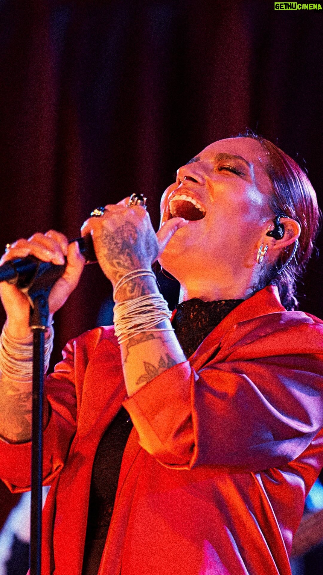 Ana Tijoux Instagram - Ana Tijoux aux Concerts Volants ! Un voyage musical à travers son dernier album, “Vida”. Extrait de « Ana Tijoux - Les Concerts Volants » disponible sur arteconcert.com 👋 @anatijoux @cabaret_sauvage_paris @fipradio