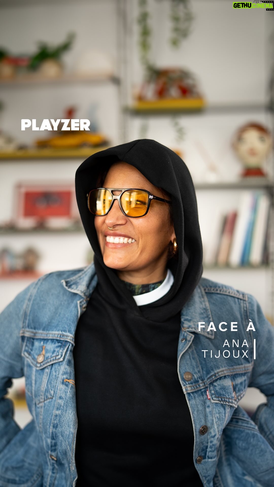 Ana Tijoux - 20.1K Likes - Nous avons rencontré Ana Tijoux ! 👑
Tu as peut-être découvert sa musique en jouant à #Fifa 11 ou en regardant #BreakingBad ...
A l’international, et particulièrement en Amérique Latine, Ana est une référence incontestée. Elle a même été élue « meilleure rappeuse de langue espagnole » pour sa « diction précise et son infaillible sens du rythme » par le magazine @rollingstone en 2014 !
Ana Tijoux a près de 30 ans de carrièrre derrière elle. Après 10 ans sans album solo, elle revient sur le devant de la scène avec « Vida »... Qui a atteint le million de streams en une semaine !
Retrouvez l’intégralité de son entretien avec Playzer sur notre chaine YouTube Playzer TV ✨
Vous aimez les artistes, les clips, les concerts ? Rdv sur www.playzer.fr ! ⏯️
Un mois offert avec le code ORIGINALS 🎁
#AnaTijoux #rap #interview