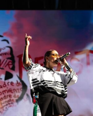 Ana Tijoux Instagram - Gracias infinitas por el cariño, por la presencia, por venir y acompañarnos al son de las canciones. 
Me siento profundamente agradecida de todo el amor 
Ese amor que nos mece.
Ese amor que nos remueve.
Ese amor que nos levanta.
Aguante familia, por más música por más vida y VIDA!!

Gracias una vez más @inti.gajardo.g por tu registro y cariño te amo hermana.
@marcelobhanu por maquillarme 
@produccionw por todo el trabajo
@alejandrokanoluna en las visuales
@kurufleiback @_scarlas_ @kanzu.bby por el tremendo talento bailando
@shishibosspaulito 🫶🏽
@djdacel amor infinito
@lolapalooza_oficial
A mi equipo de trabajo por regalarnos su complicidad y entrega 
@el.rauu 
@derrocha_fe 
@nicondrums 
Guillaume en el sonido y Diego apoyando !

PALESTINA Y WALLMAPU LIBRE 🤲🏽✊🏽🇵🇸🫶🏽🖤❤️