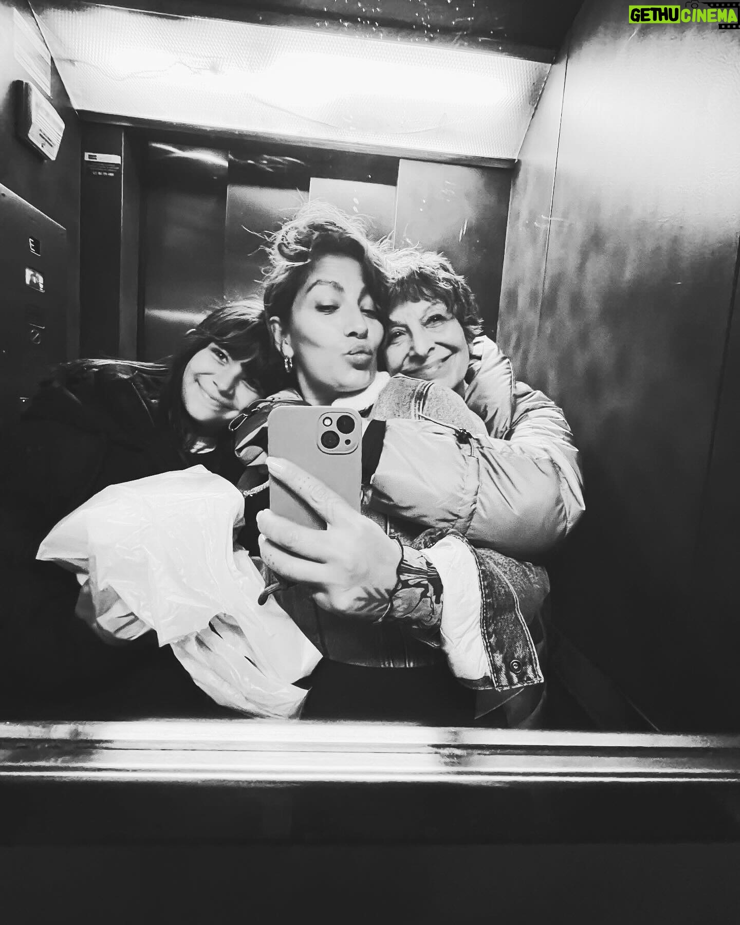 Ana Tijoux Instagram - Historias absurdas de besos al infinito y momentos Random en ascensores… Empezamos por fin esta semana está hermosa locura de inicio de gira! Pueden ver todo el detalle de fechas y entradas en el link de la Bio 🫶🏽 Infinitamente agradecida de todo el equipo por confiar y dar toda la mejor energía en cada paso y a mi Familia por ser incondicionales y darme tanto tantísimo amor del BUENO en tiempos de absurdidad y violencia. @pandaartistmanagement @produccionw @el.rauu @nicondrums @derrocha_fe @inti.gajardo.g Ansiosa de poder mostrar toda la música en vivo y daré lo mejor de nosotros en cada directo que es lo que más disfruto. Nunca dejar de sensibilizarse, empaparse de la vida misma, por la HUMANIDAD entera contra todo genocidio 🤲🏽 siempre de PIE y sacar la voz panas. Jamás olvidar PALESTINA Y WALLMAPU LIBRE✊🏽 Pronto estrenamos nuevo video‼️ Gracias a cada una y cada uno por el afecto, el apoyo y cada mensaje de cariño. Que se multipliquen a millones. #vida ❤️🫀🇵🇸 #anatijoux # #1977 #nuevodisco