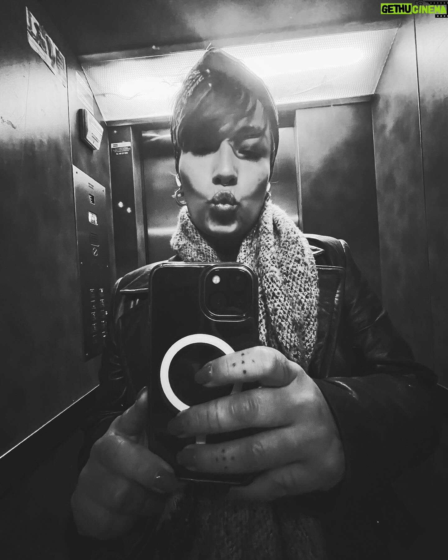 Ana Tijoux Instagram - Historias absurdas de besos al infinito y momentos Random en ascensores… Empezamos por fin esta semana está hermosa locura de inicio de gira! Pueden ver todo el detalle de fechas y entradas en el link de la Bio 🫶🏽 Infinitamente agradecida de todo el equipo por confiar y dar toda la mejor energía en cada paso y a mi Familia por ser incondicionales y darme tanto tantísimo amor del BUENO en tiempos de absurdidad y violencia. @pandaartistmanagement @produccionw @el.rauu @nicondrums @derrocha_fe @inti.gajardo.g Ansiosa de poder mostrar toda la música en vivo y daré lo mejor de nosotros en cada directo que es lo que más disfruto. Nunca dejar de sensibilizarse, empaparse de la vida misma, por la HUMANIDAD entera contra todo genocidio 🤲🏽 siempre de PIE y sacar la voz panas. Jamás olvidar PALESTINA Y WALLMAPU LIBRE✊🏽 Pronto estrenamos nuevo video‼️ Gracias a cada una y cada uno por el afecto, el apoyo y cada mensaje de cariño. Que se multipliquen a millones. #vida ❤️🫀🇵🇸 #anatijoux # #1977 #nuevodisco
