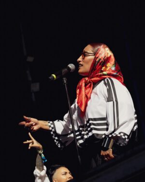 Ana Tijoux Instagram - Gracias infinitas por el cariño, por la presencia, por venir y acompañarnos al son de las canciones. 
Me siento profundamente agradecida de todo el amor 
Ese amor que nos mece.
Ese amor que nos remueve.
Ese amor que nos levanta.
Aguante familia, por más música por más vida y VIDA!!

Gracias una vez más @inti.gajardo.g por tu registro y cariño te amo hermana.
@marcelobhanu por maquillarme 
@produccionw por todo el trabajo
@alejandrokanoluna en las visuales
@kurufleiback @_scarlas_ @kanzu.bby por el tremendo talento bailando
@shishibosspaulito 🫶🏽
@djdacel amor infinito
@lolapalooza_oficial
A mi equipo de trabajo por regalarnos su complicidad y entrega 
@el.rauu 
@derrocha_fe 
@nicondrums 
Guillaume en el sonido y Diego apoyando !

PALESTINA Y WALLMAPU LIBRE 🤲🏽✊🏽🇵🇸🫶🏽🖤❤️