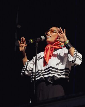 Ana Tijoux Instagram - Gracias infinitas por el cariño, por la presencia, por venir y acompañarnos al son de las canciones. 
Me siento profundamente agradecida de todo el amor 
Ese amor que nos mece.
Ese amor que nos remueve.
Ese amor que nos levanta.
Aguante familia, por más música por más vida y VIDA!!

Gracias una vez más @inti.gajardo.g por tu registro y cariño te amo hermana.
@marcelobhanu por maquillarme 
@produccionw por todo el trabajo
@alejandrokanoluna en las visuales
@kurufleiback @_scarlas_ @kanzu.bby por el tremendo talento bailando
@shishibosspaulito 🫶🏽
@djdacel amor infinito
@lolapalooza_oficial
A mi equipo de trabajo por regalarnos su complicidad y entrega 
@el.rauu 
@derrocha_fe 
@nicondrums 
Guillaume en el sonido y Diego apoyando !

PALESTINA Y WALLMAPU LIBRE 🤲🏽✊🏽🇵🇸🫶🏽🖤❤️